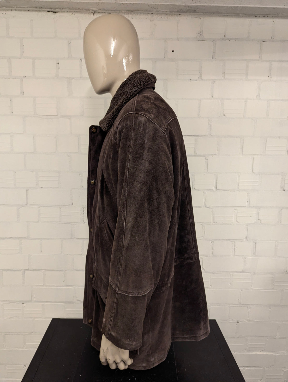 Chedo Suede Halflange jas met afritsbare kraag. . Donker Bruin gekleurd. Maat 56 / XL.
