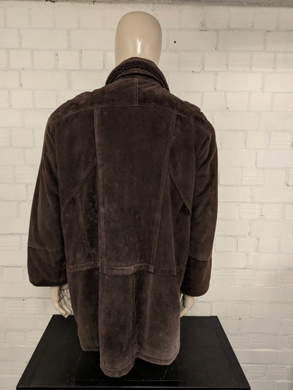 Chedo Suede Halflange jas met afritsbare kraag. . Donker Bruin gekleurd. Maat 56 / XL.
