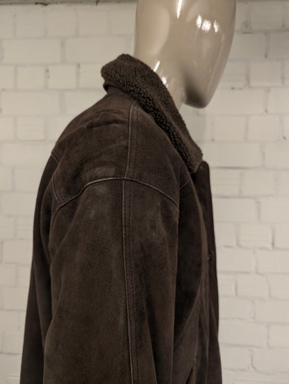 Chedo Suede Halflange jas met afritsbare kraag. . Donker Bruin gekleurd. Maat 56 / XL.
