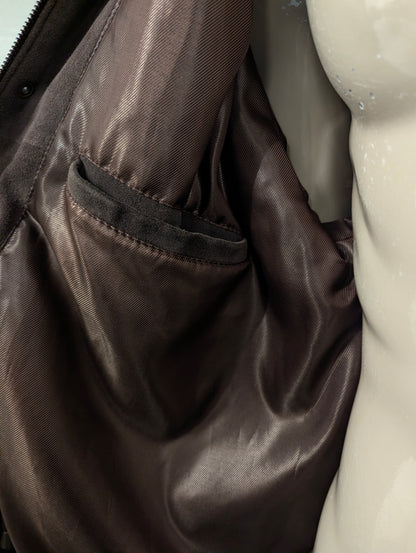 Chedo Suede Halflange jas met afritsbare kraag. . Donker Bruin gekleurd. Maat 56 / XL.
