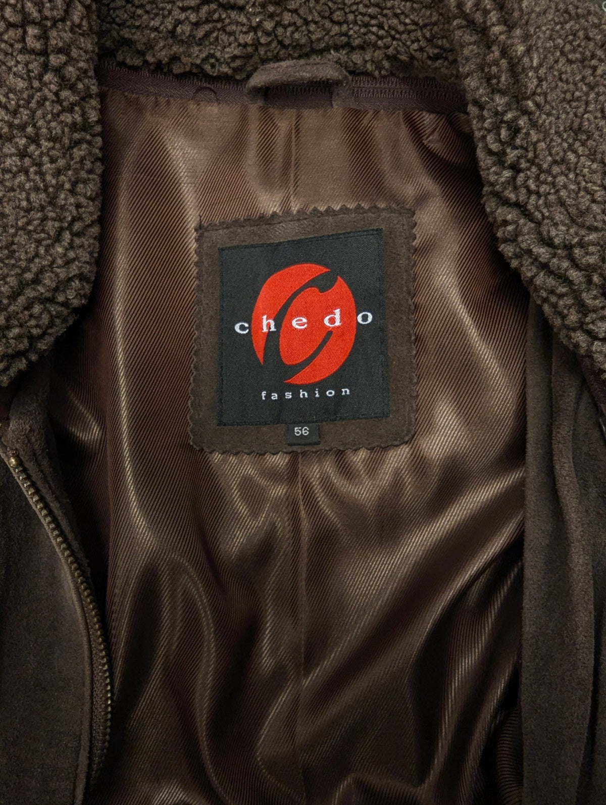 Chedo Suede Halflange jas met afritsbare kraag. . Donker Bruin gekleurd. Maat 56 / XL.