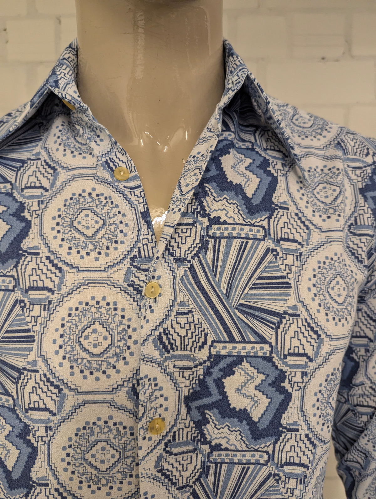 Vintage 70's overhemd met puntkraag. Wit Blauw print. Maat M. #727.