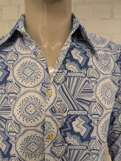 Vintage 70's overhemd met puntkraag. Wit Blauw print. Maat M. #727.