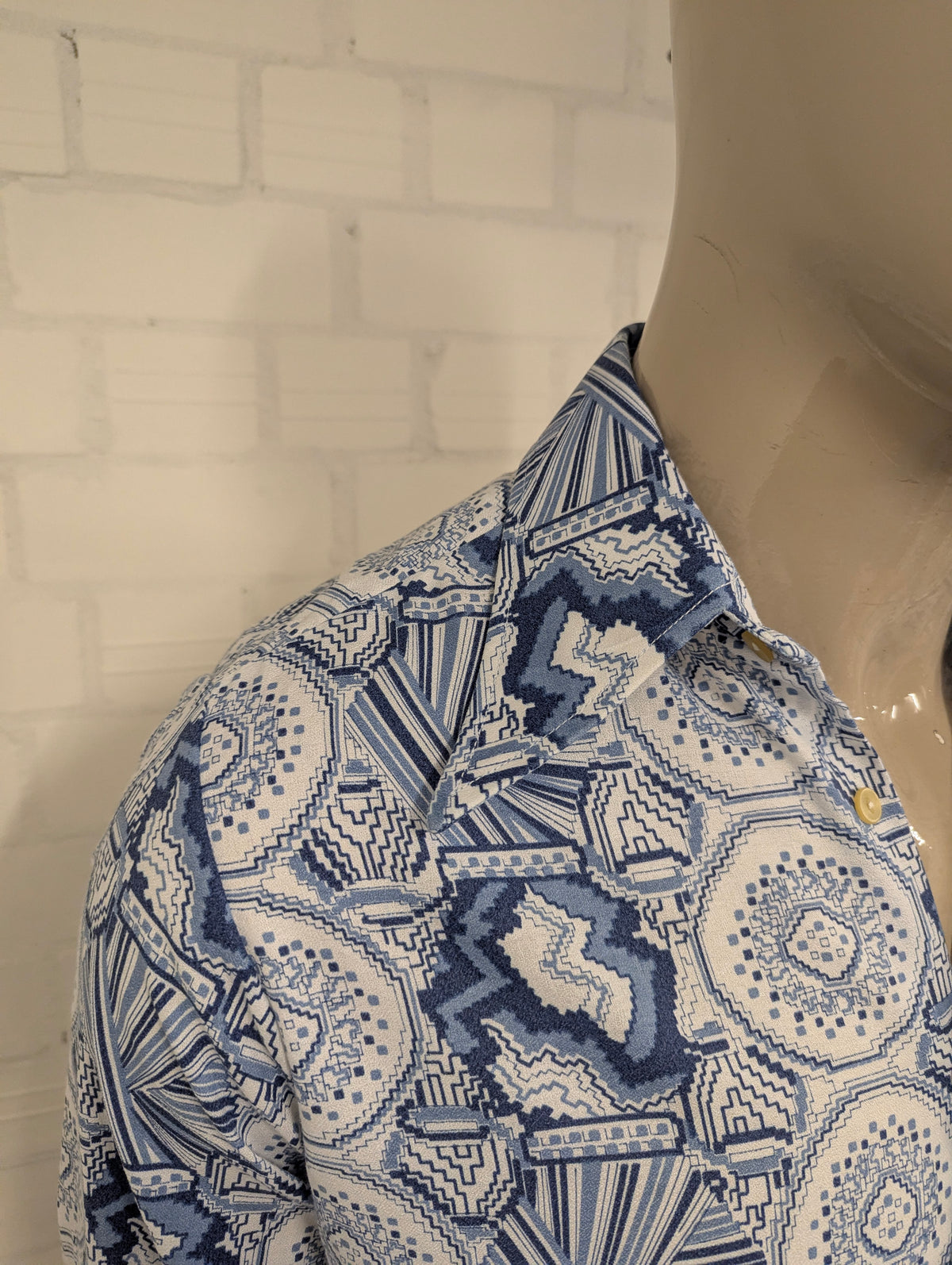 Vintage 70's overhemd met puntkraag. Wit Blauw print. Maat M. #727.
