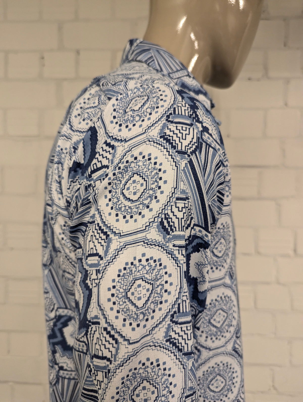 Vintage 70's overhemd met puntkraag. Wit Blauw print. Maat M. #727.