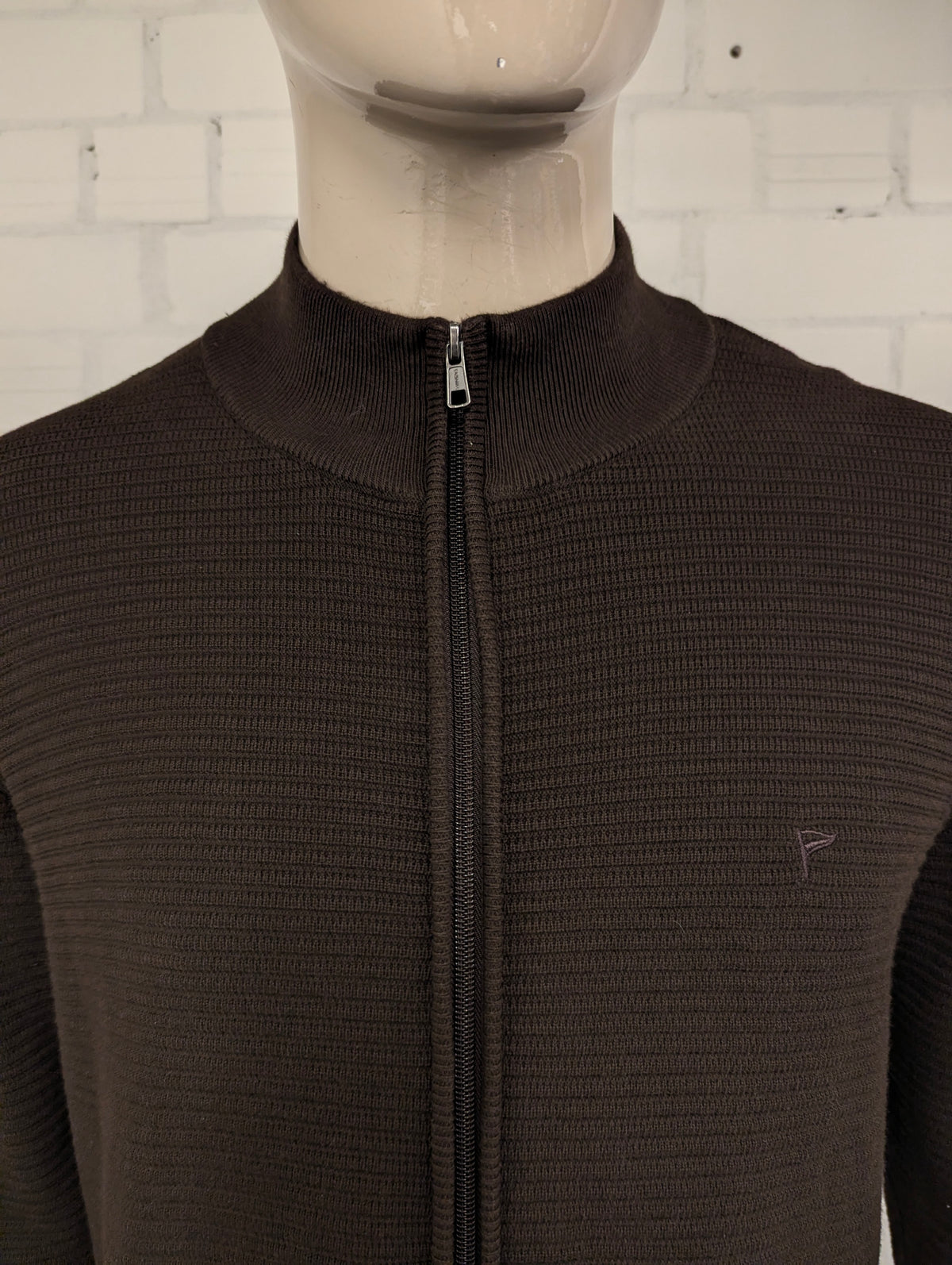 Campbell vest. Donker Bruin voelbaar gestreept motief. Maat XL.