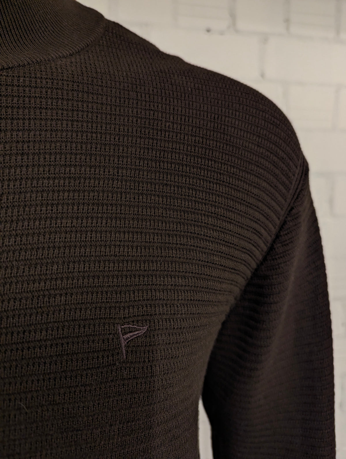 Campbell vest. Donker Bruin voelbaar gestreept motief. Maat XL.