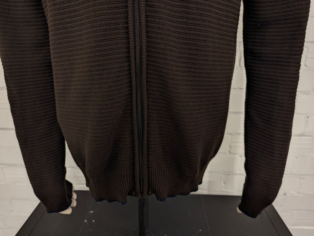 Campbell vest. Donker Bruin voelbaar gestreept motief. Maat XL.