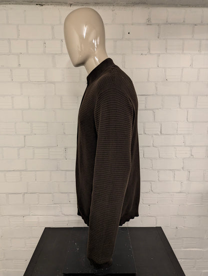 Campbell vest. Donker Bruin voelbaar gestreept motief. Maat XL.