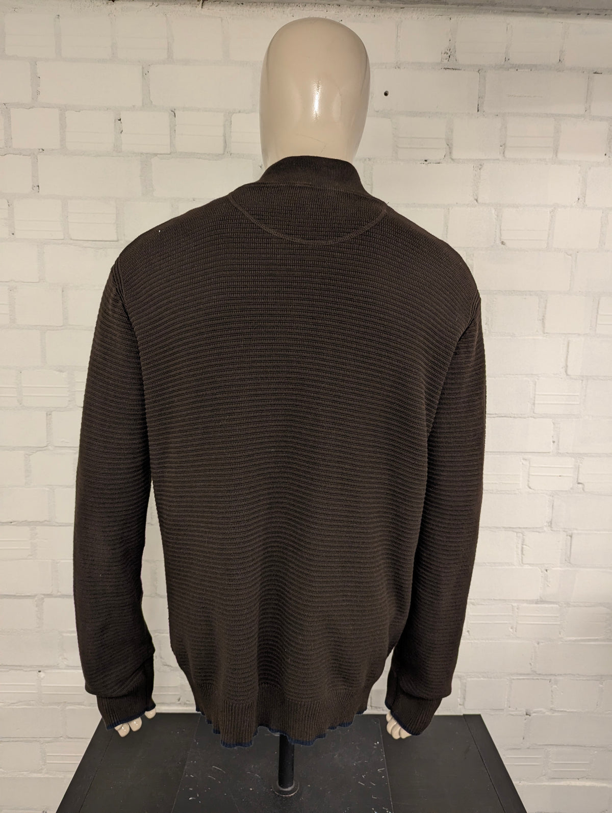 Campbell vest. Donker Bruin voelbaar gestreept motief. Maat XL.