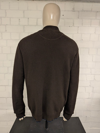 Campbell vest. Donker Bruin voelbaar gestreept motief. Maat XL.