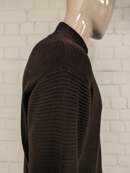 Campbell vest. Donker Bruin voelbaar gestreept motief. Maat XL.