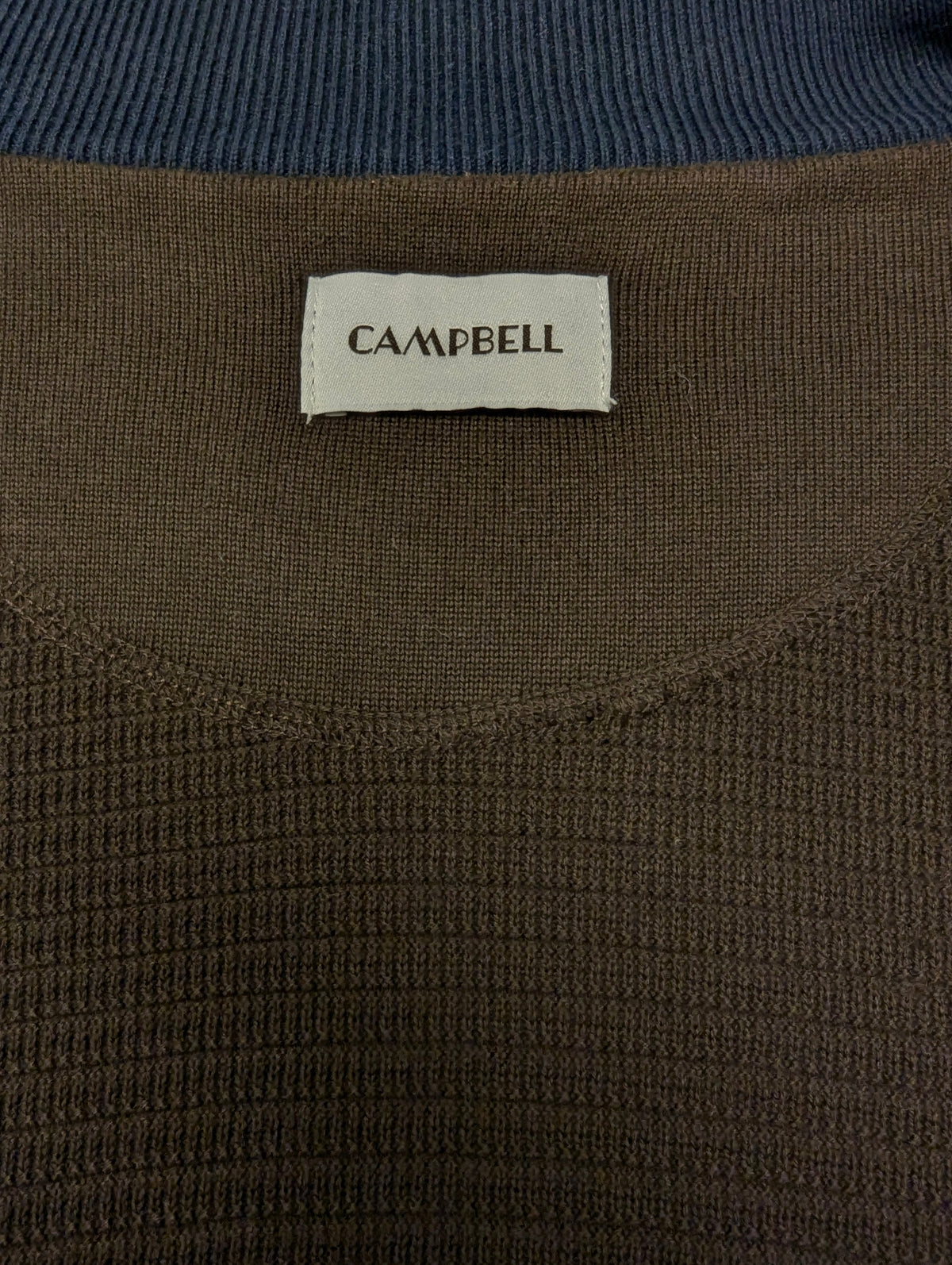 Campbell vest. Donker Bruin voelbaar gestreept motief. Maat XL.