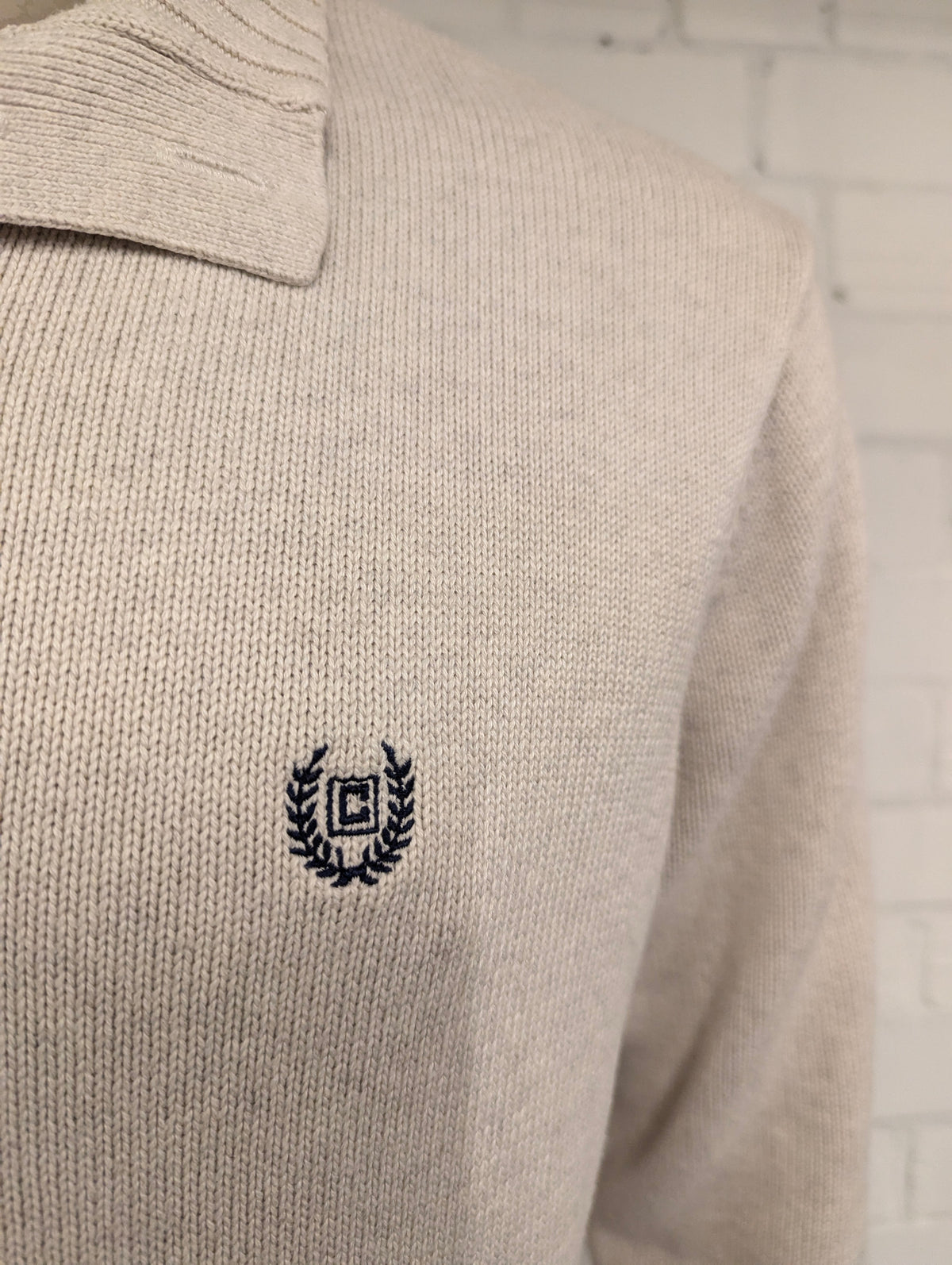 Chaps trui met knopen. Beige gemêleerd. Maat L.