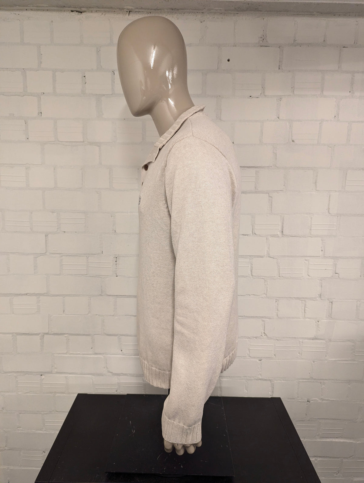 Chaps trui met knopen. Beige gemêleerd. Maat L.
