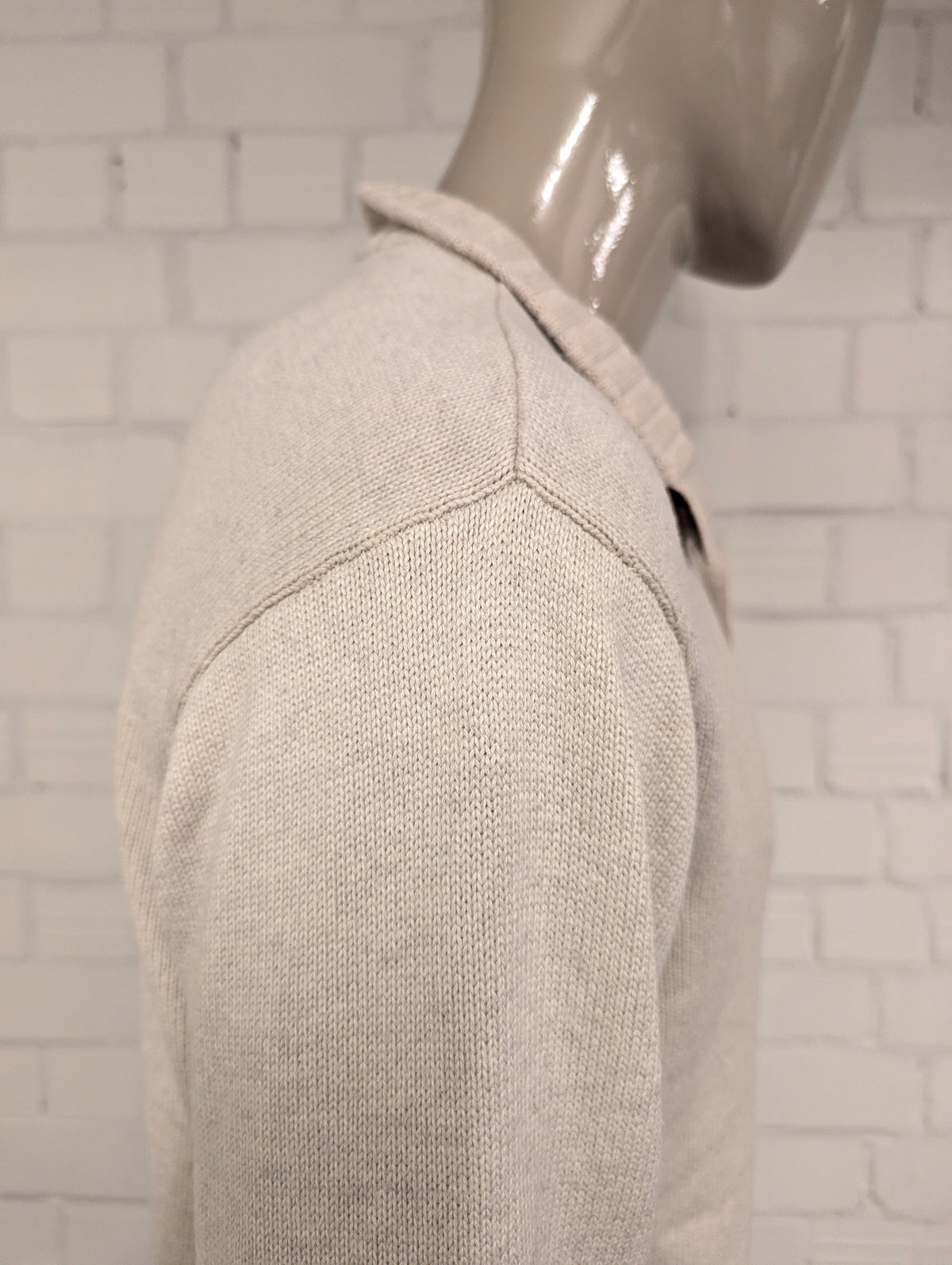 Chaps trui met knopen. Beige gemêleerd. Maat L.