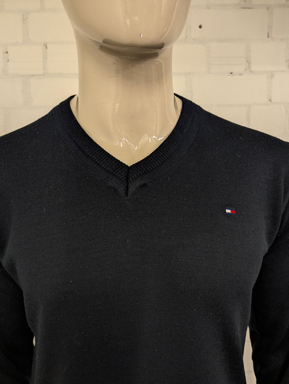 Tommy Hilfiger Wollen trui met V-Hals. Donker Blauw gekleurd. Maat M. 100% Wol.