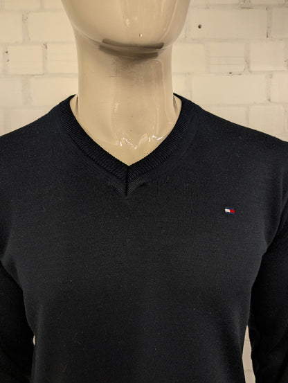 Tommy Hilfiger Wollen trui met V-Hals. Donker Blauw gekleurd. Maat M. 100% Wol.