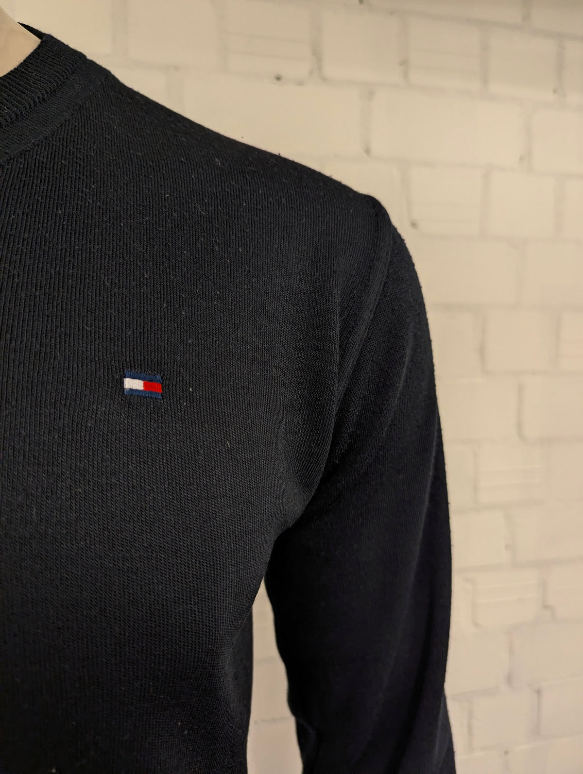 Tommy Hilfiger Wollen trui met V-Hals. Donker Blauw gekleurd. Maat M. 100% Wol.