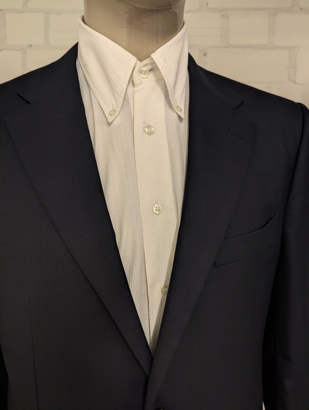Corneliani Merino Wollen Kostuum. Donker Blauw gekleurd. Gecombineerde maat. Super 150's. #830. Pantalon maat 52. Colbert maat 54.