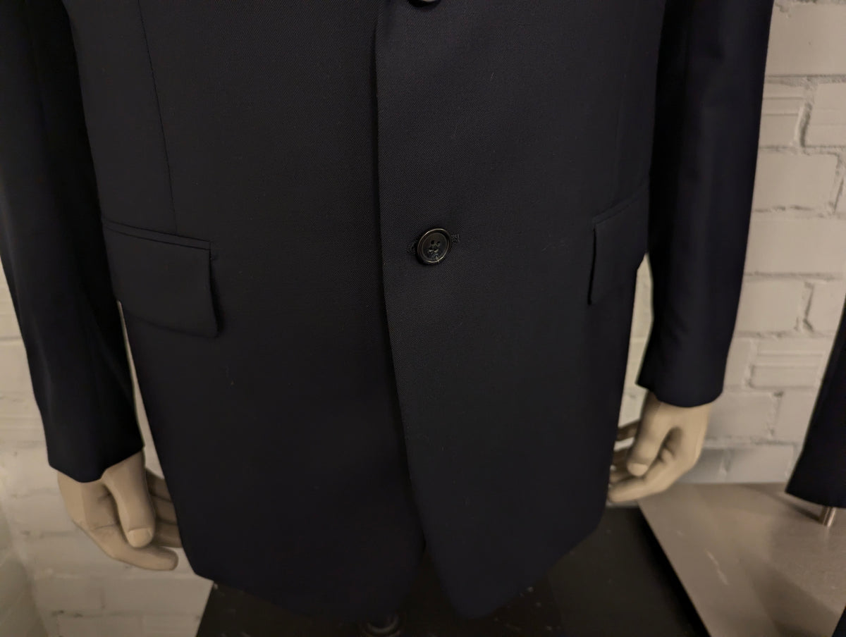 Corneliani Merino Wollen Kostuum. Donker Blauw gekleurd. Gecombineerde maat. Super 150's. #830. Pantalon maat 52. Colbert maat 54.