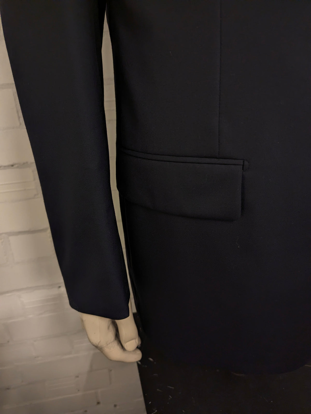 Corneliani Merino Wollen Kostuum. Donker Blauw gekleurd. Gecombineerde maat. Super 150's. #830. Pantalon maat 52. Colbert maat 54.