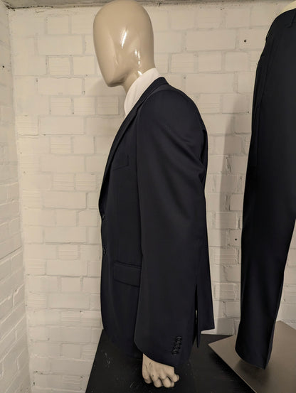 Corneliani Merino Wollen Kostuum. Donker Blauw gekleurd. Gecombineerde maat. Super 150's. #830. Pantalon maat 52. Colbert maat 54.