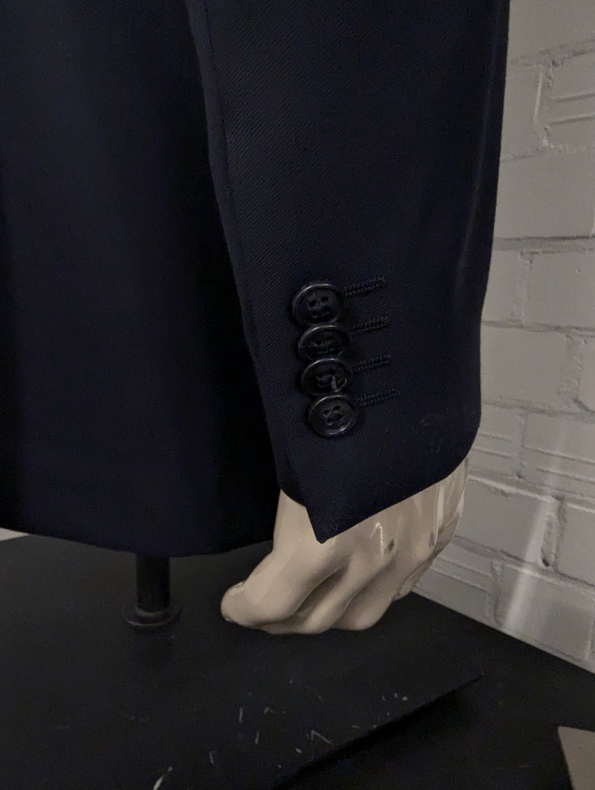 Corneliani Merino Wollen Kostuum. Donker Blauw gekleurd. Gecombineerde maat. Super 150's. #830. Pantalon maat 52. Colbert maat 54.