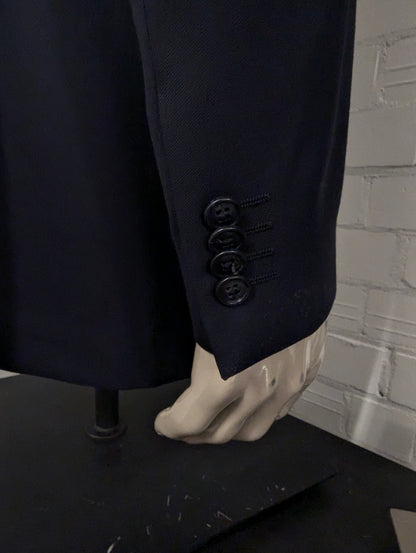 Corneliani Merino Wollen Kostuum. Donker Blauw gekleurd. Gecombineerde maat. Super 150's. #830. Pantalon maat 52. Colbert maat 54.