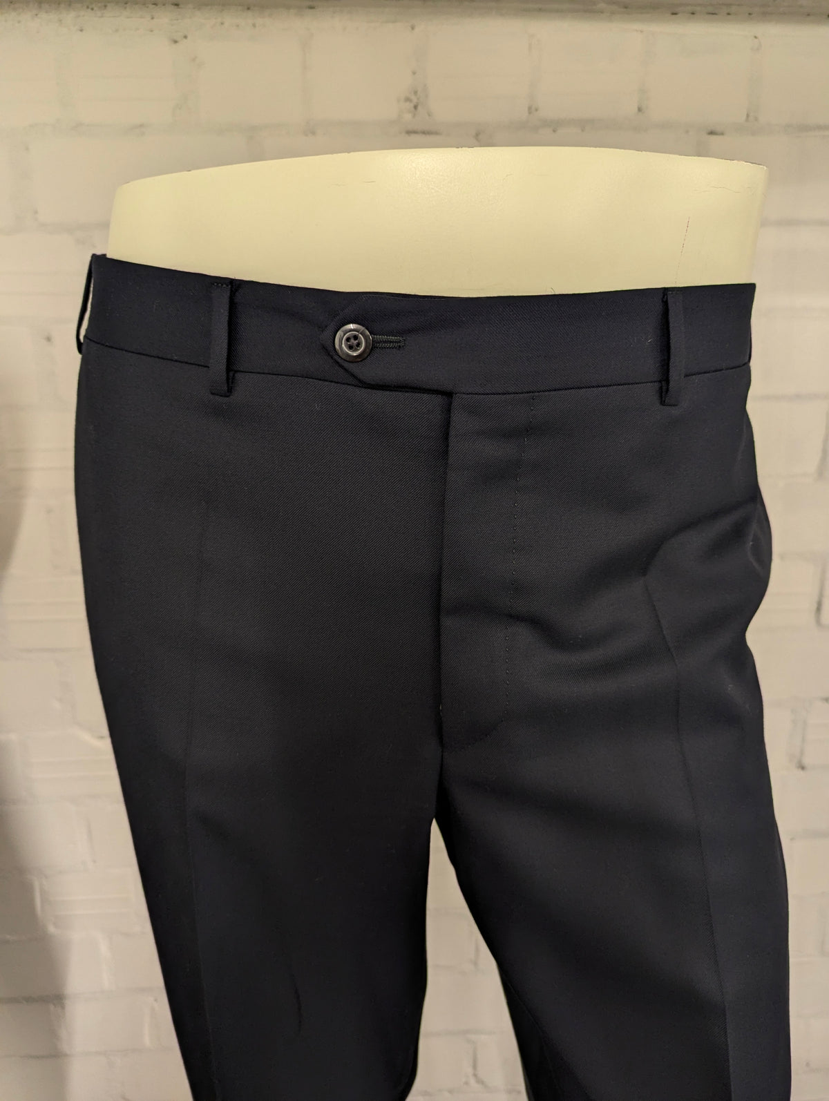 Corneliani Merino Wollen Kostuum. Donker Blauw gekleurd. Gecombineerde maat. Super 150's. #830. Pantalon maat 52. Colbert maat 54.