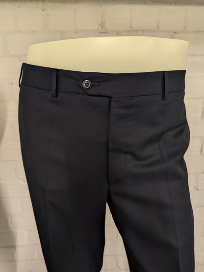 Corneliani Merino Wollen Kostuum. Donker Blauw gekleurd. Gecombineerde maat. Super 150's. #830. Pantalon maat 52. Colbert maat 54.
