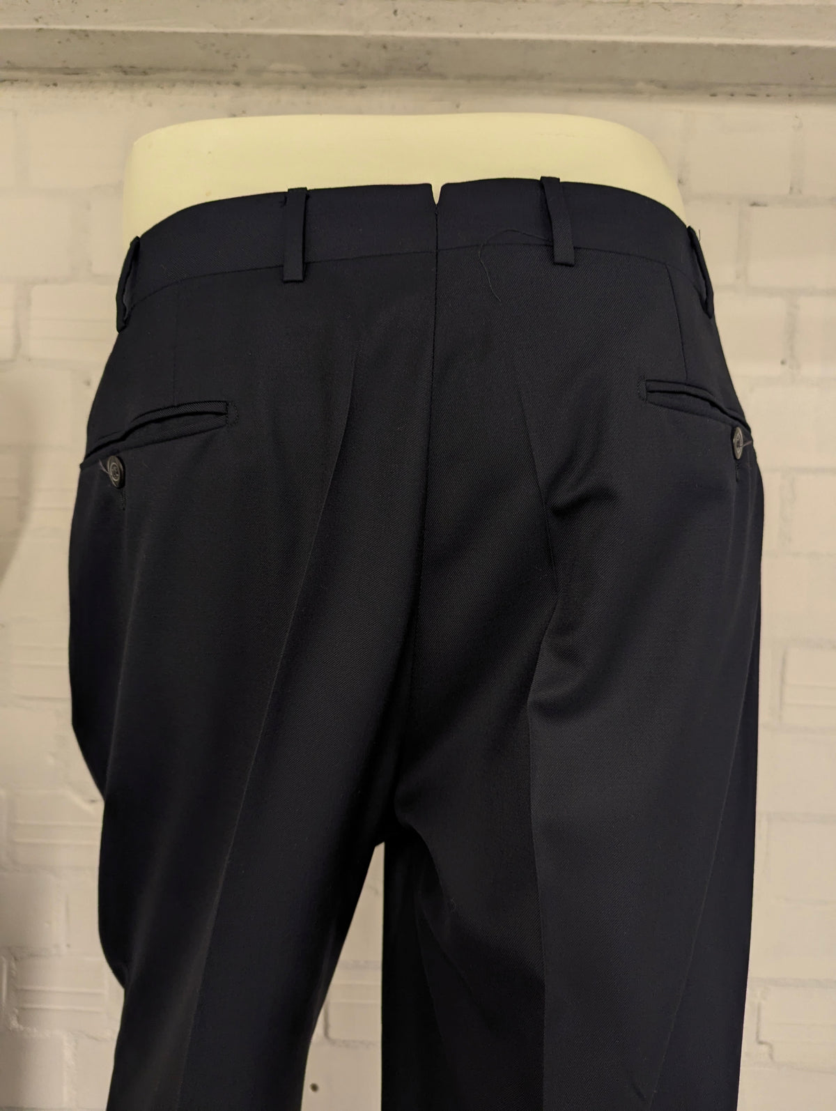 Corneliani Merino Wollen Kostuum. Donker Blauw gekleurd. Gecombineerde maat. Super 150's. #830. Pantalon maat 52. Colbert maat 54.