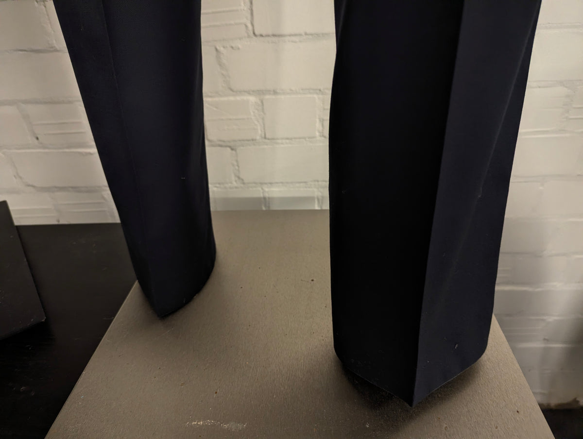 Corneliani Merino Wollen Kostuum. Donker Blauw gekleurd. Gecombineerde maat. Super 150's. #830. Pantalon maat 52. Colbert maat 54.