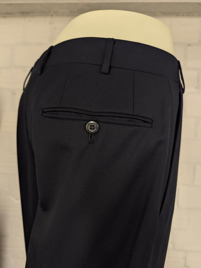 Corneliani Merino Wollen Kostuum. Donker Blauw gekleurd. Gecombineerde maat. Super 150's. #830. Pantalon maat 52. Colbert maat 54.
