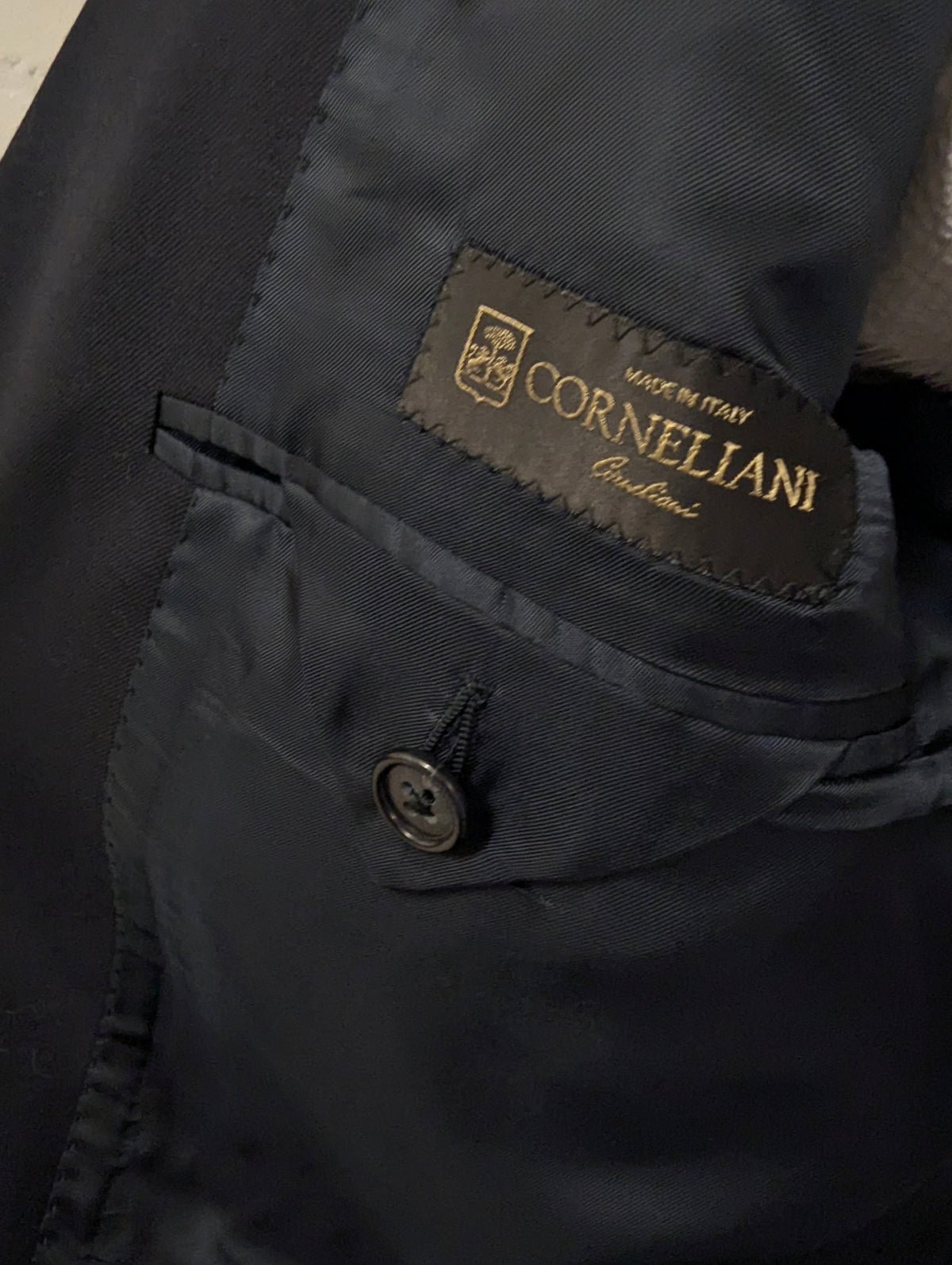 Corneliani Merino Wollen Kostuum. Donker Blauw gekleurd. Gecombineerde maat. Super 150's. #830. Pantalon maat 52. Colbert maat 54.