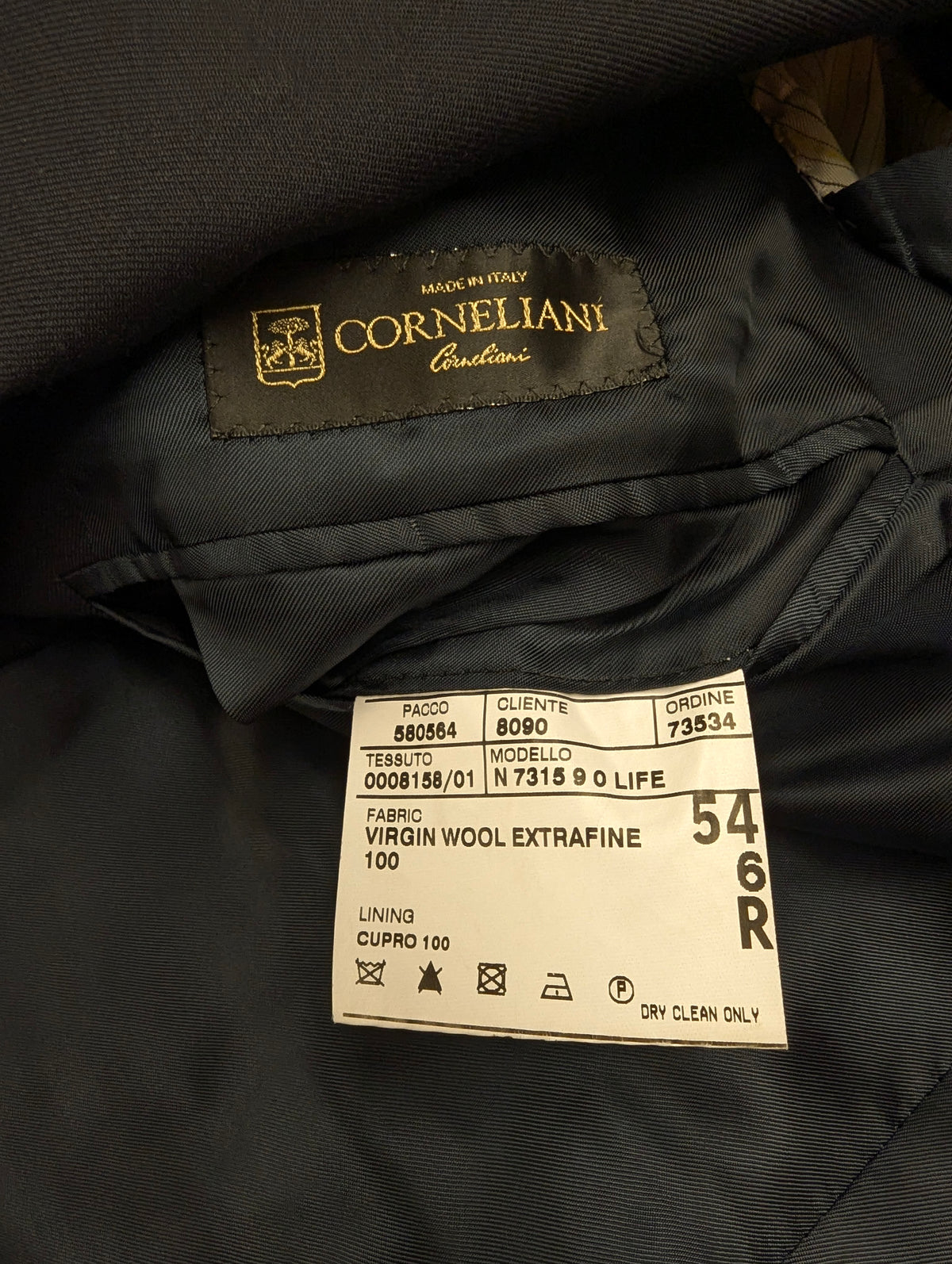 Corneliani Merino Wollen Kostuum. Donker Blauw gekleurd. Gecombineerde maat. Super 150's. #830. Pantalon maat 52. Colbert maat 54.