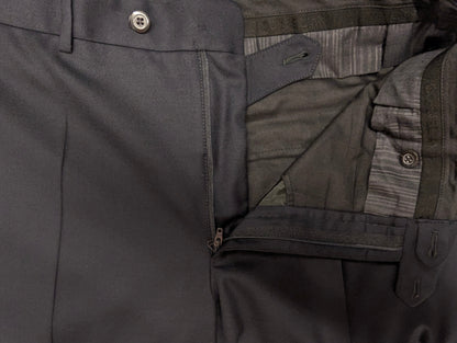 Corneliani Merino Wollen Kostuum. Donker Blauw gekleurd. Gecombineerde maat. Super 150's. #830. Pantalon maat 52. Colbert maat 54.