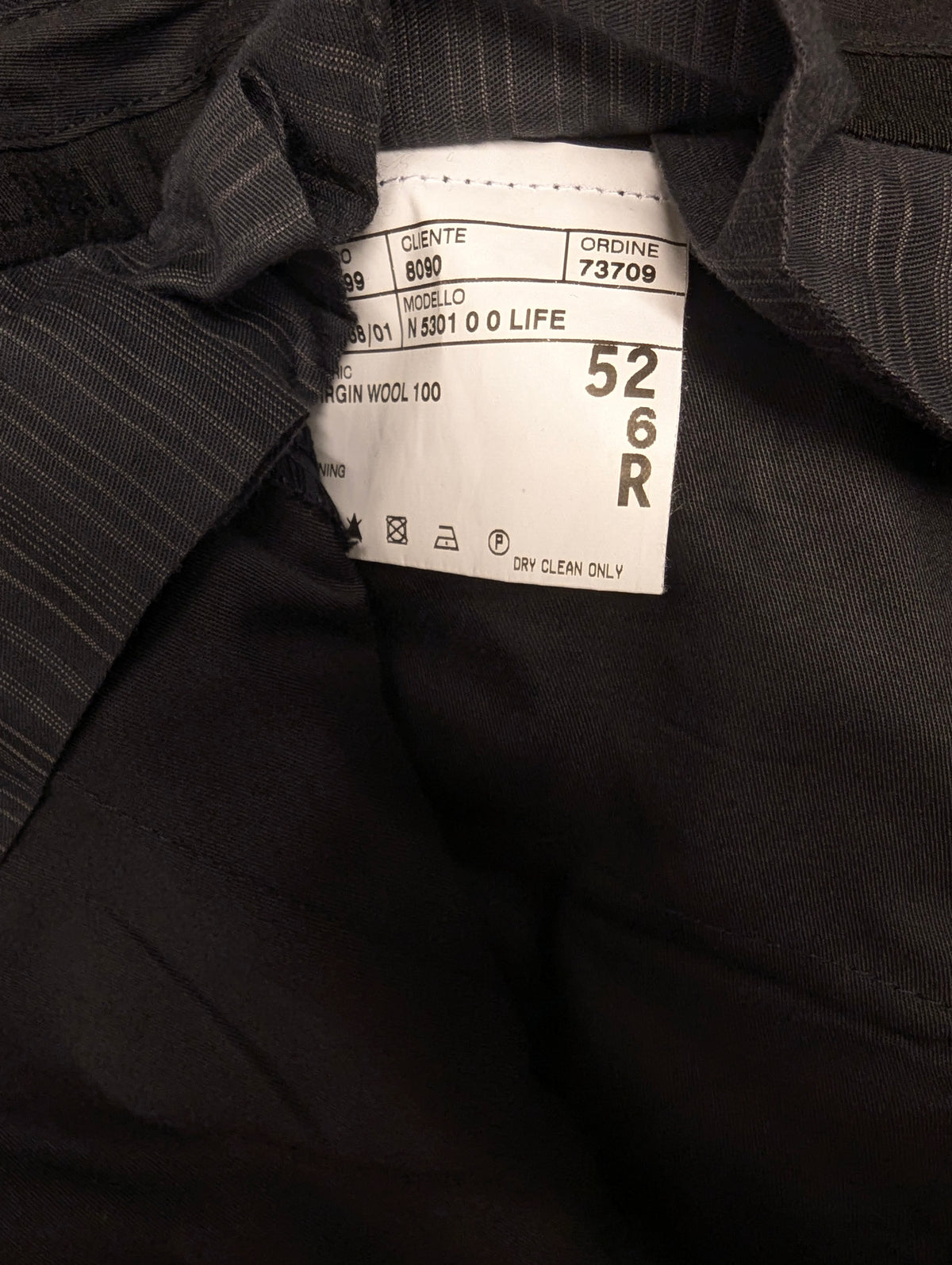 Corneliani Merino Wollen Kostuum. Donker Blauw gekleurd. Gecombineerde maat. Super 150's. #830. Pantalon maat 52. Colbert maat 54.