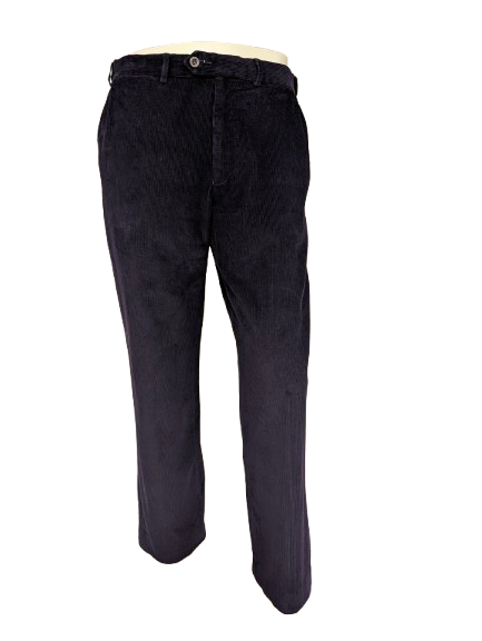 M&S Marks & Spencer ribbroek. Donker Paars gekleurd. Groffe rib. Maat 50.