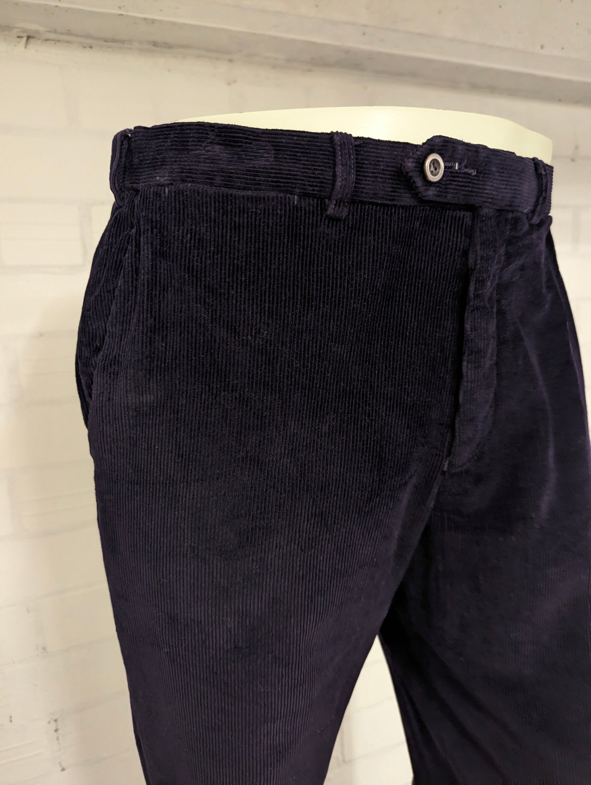 M&S Marks & Spencer ribbroek. Donker Paars gekleurd. Groffe rib. Maat 50.