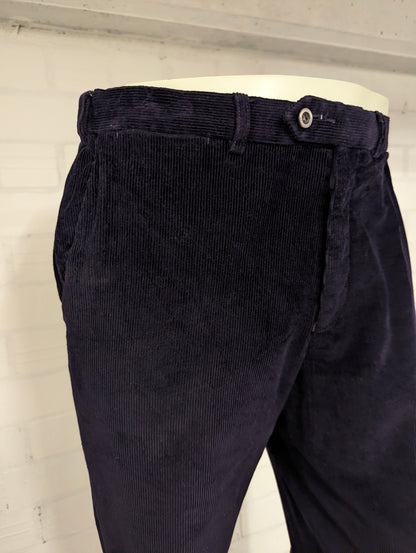 M&S Marks & Spencer ribbroek. Donker Paars gekleurd. Groffe rib. Maat 50.
