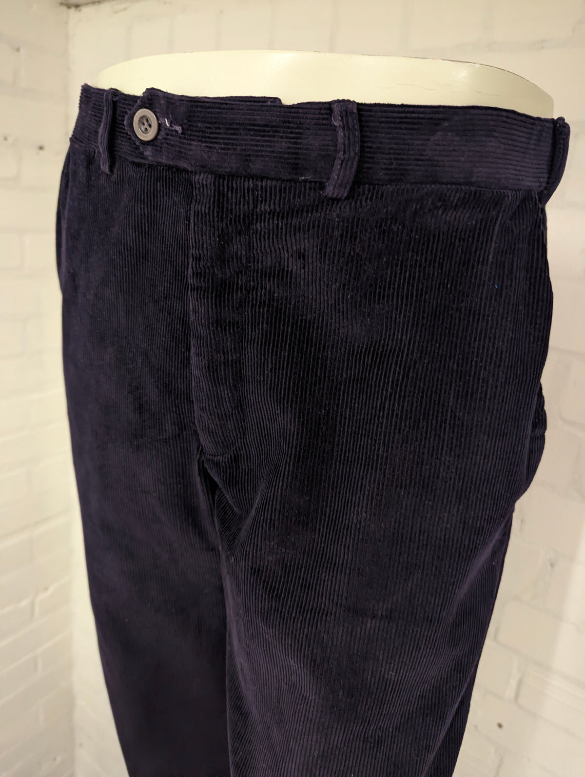 M&S Marks & Spencer ribbroek. Donker Paars gekleurd. Groffe rib. Maat 50.