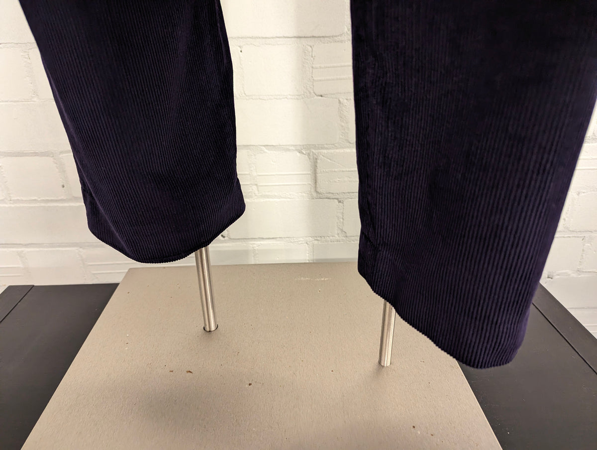 M&S Marks & Spencer ribbroek. Donker Paars gekleurd. Groffe rib. Maat 50.