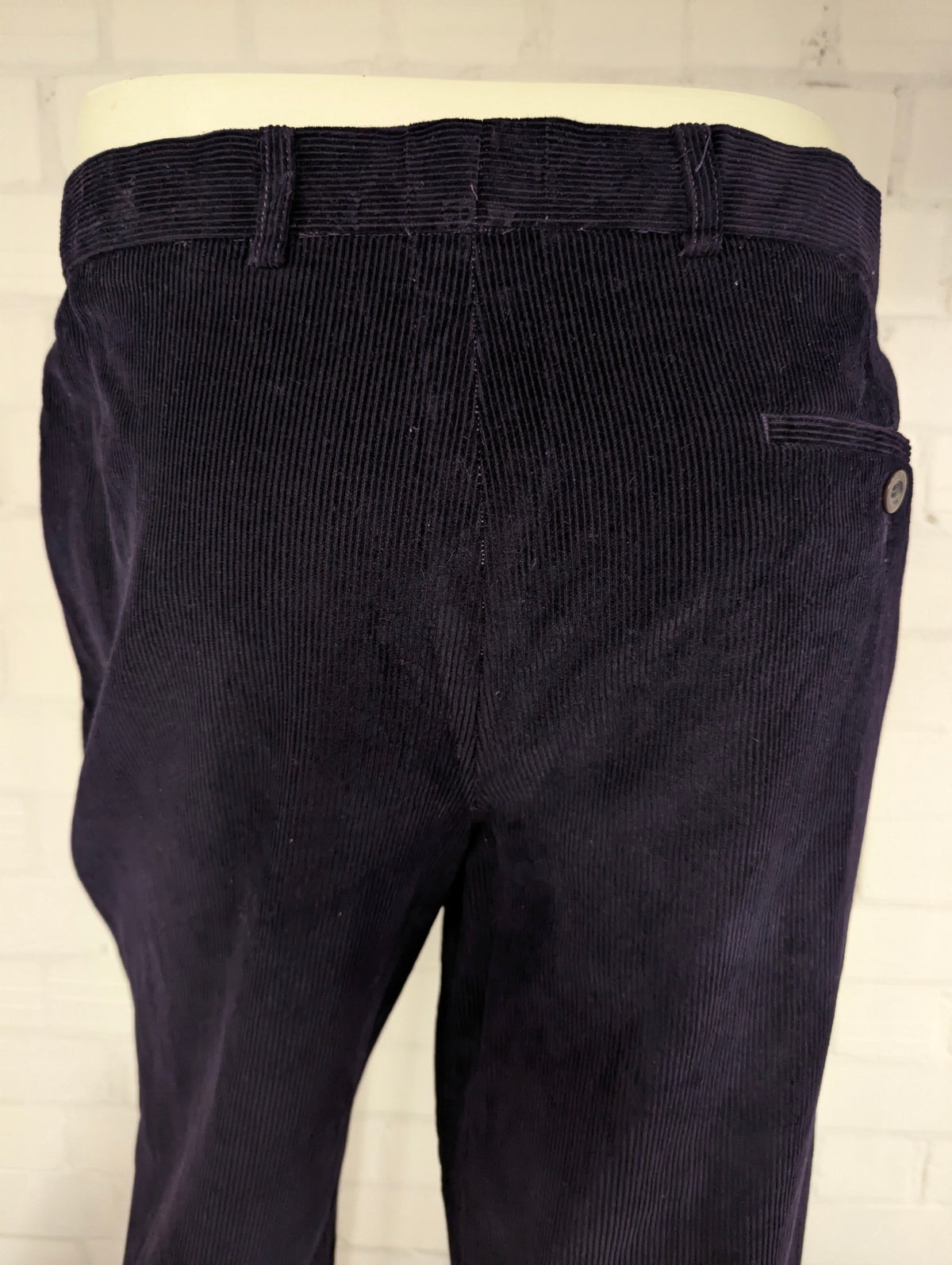 M&S Marks & Spencer ribbroek. Donker Paars gekleurd. Groffe rib. Maat 50.