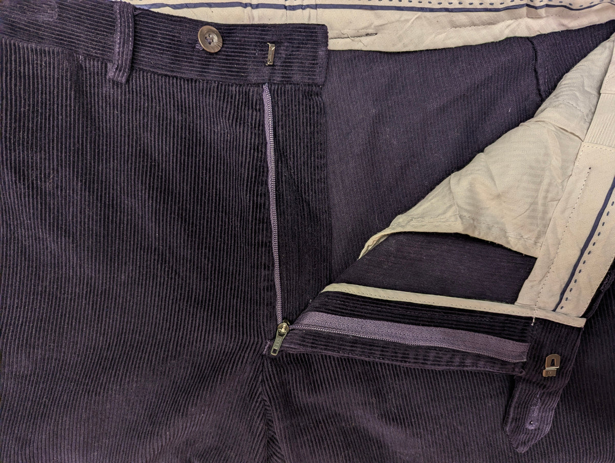 M&S Marks & Spencer ribbroek. Donker Paars gekleurd. Groffe rib. Maat 50.