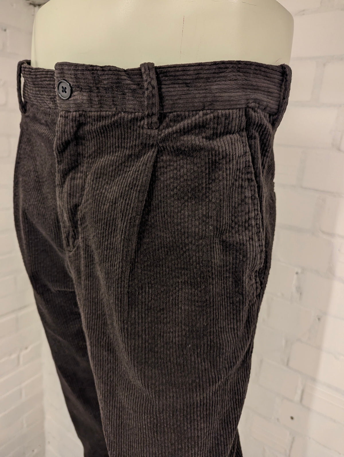 H&M ribbroek. Donker Bruin gekleurd. Groffe rib. regular fit. Maat 50.