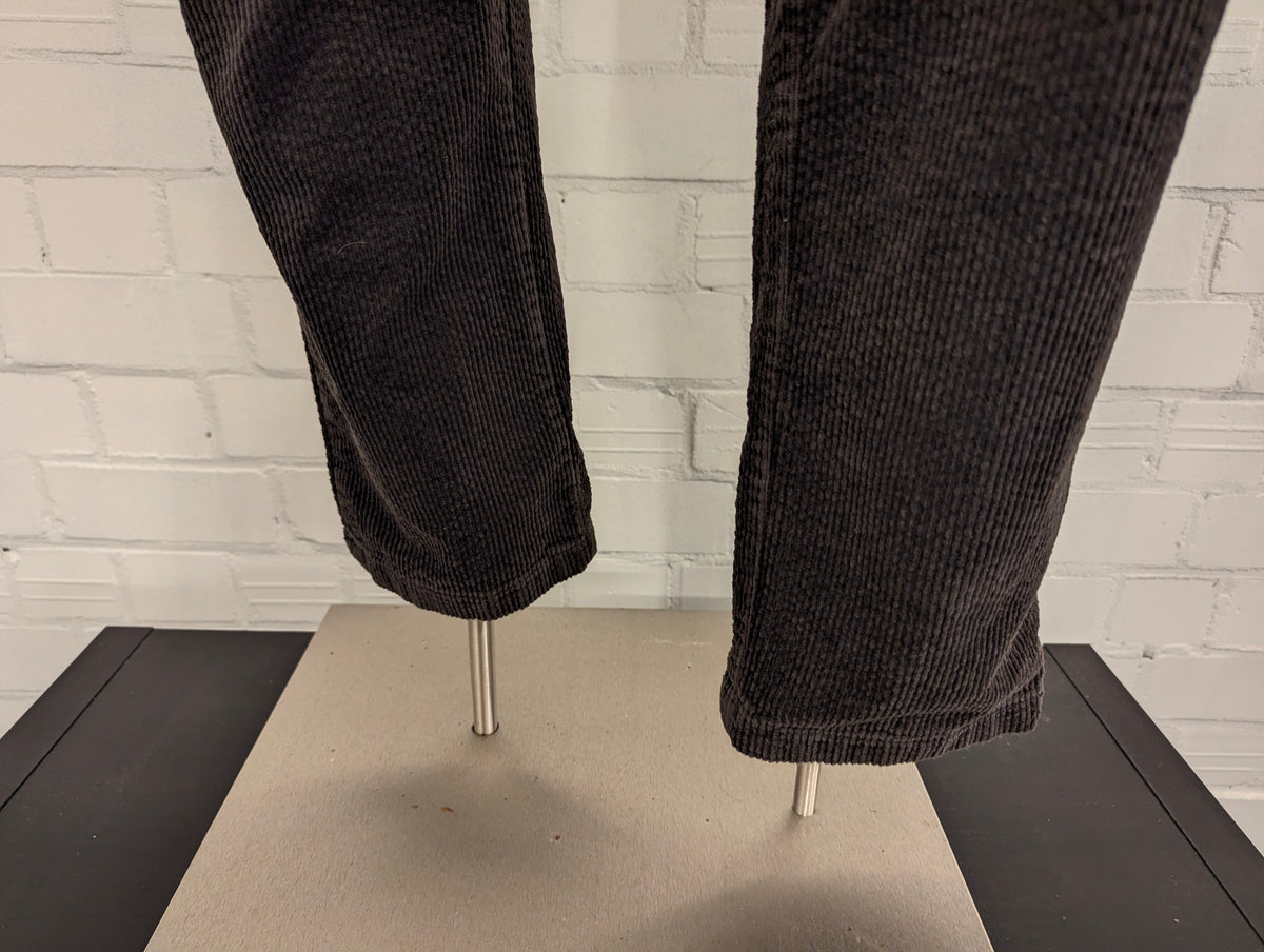 H&M ribbroek. Donker Bruin gekleurd. Groffe rib. regular fit. Maat 50.
