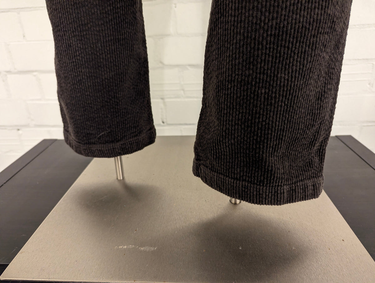 H&M ribbroek. Donker Bruin gekleurd. Groffe rib. regular fit. Maat 50.