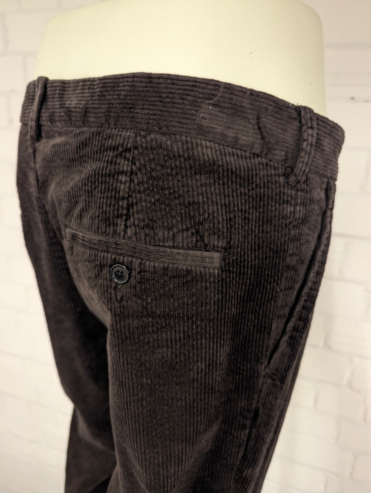 H&M ribbroek. Donker Bruin gekleurd. Groffe rib. regular fit. Maat 50.