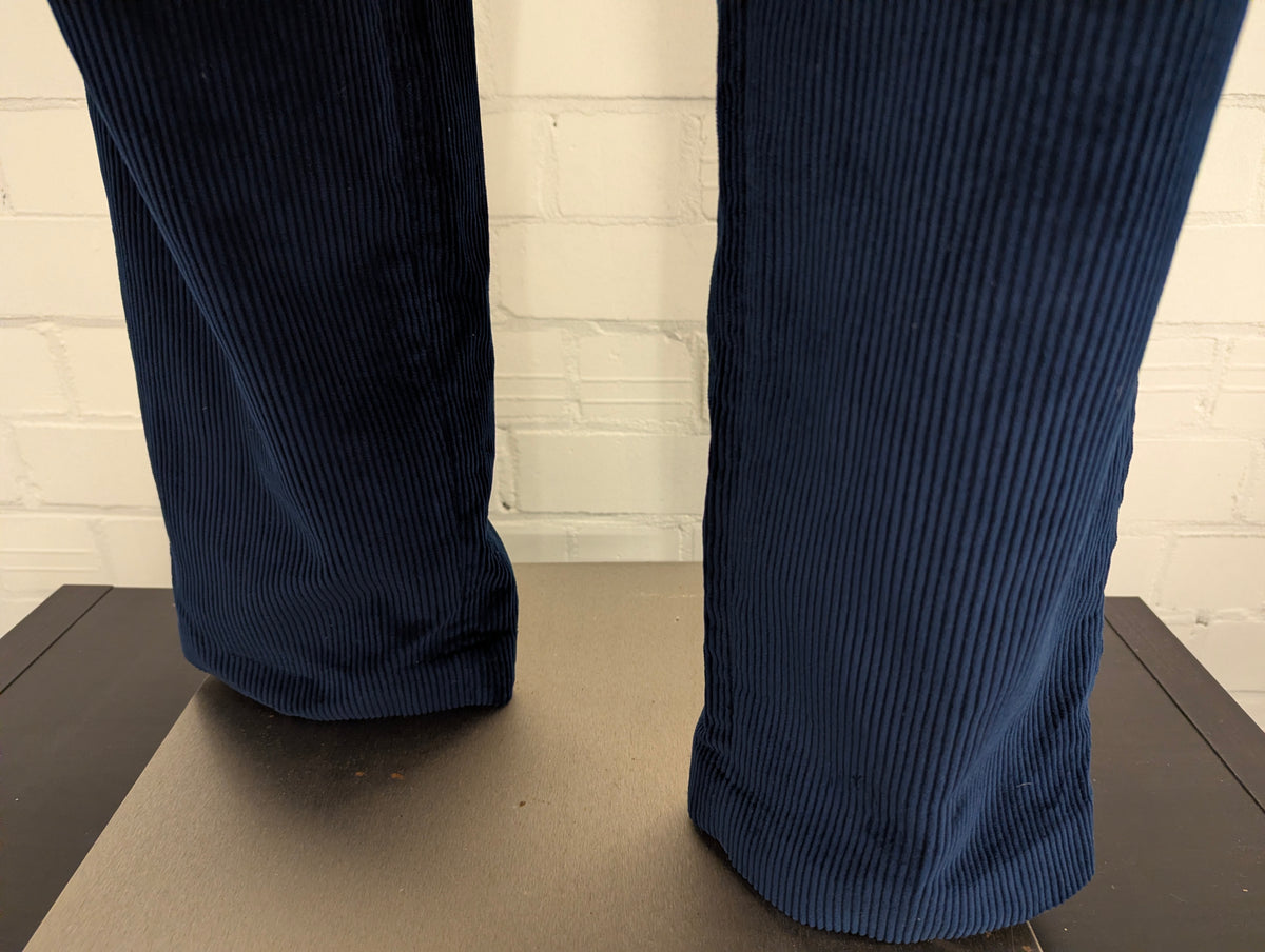 John Lewis soft touch ribbroek. Groffe rib. Donker Blauw gekleurd. Maat 50.
